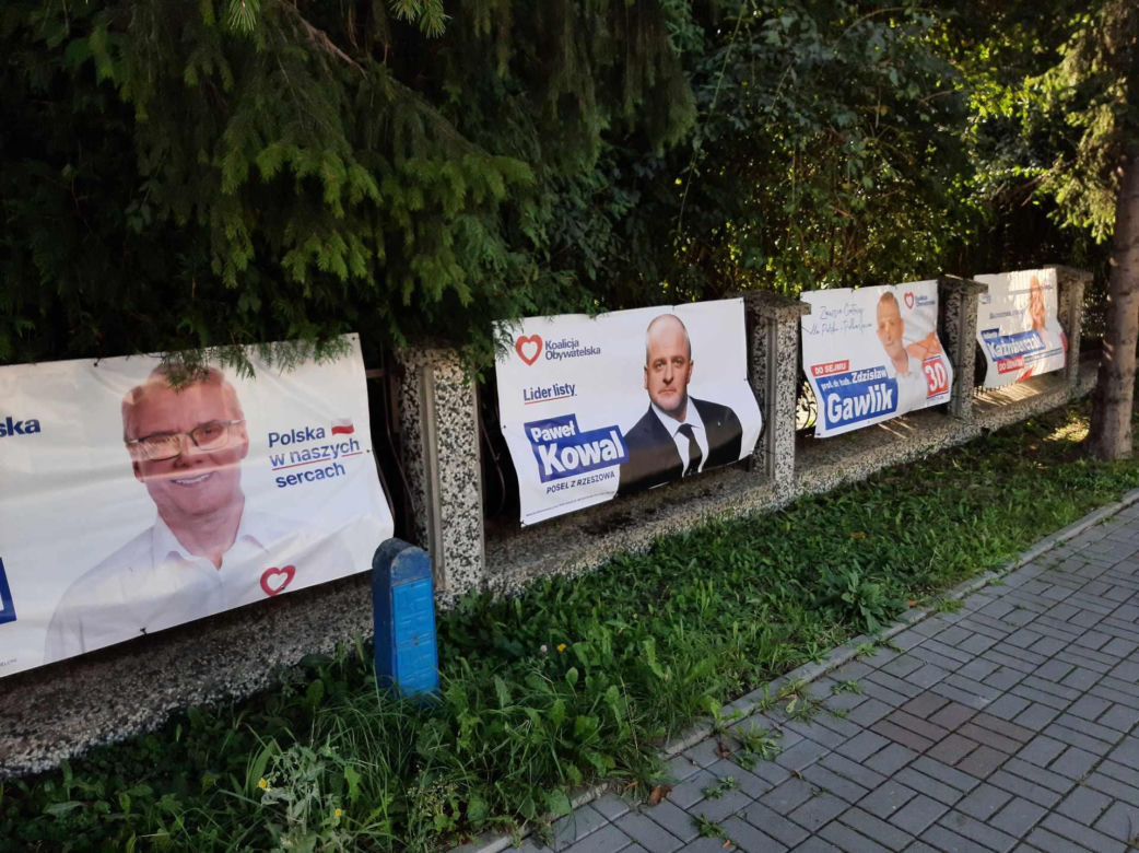 Rzeszowskie osiedla pozaklejane plakatami wyborczymi. Plakat na plakacie 