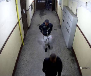 Brutalne pobicie na klatce schodowej bloku w Poznaniu