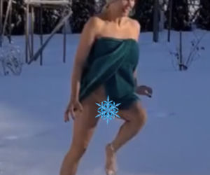 Anna Samusionek morsuje bez majtek!