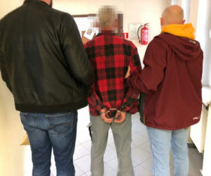 Zaatakował przechodnia nożem do tapet! Rodzina broniła agresora przed policją