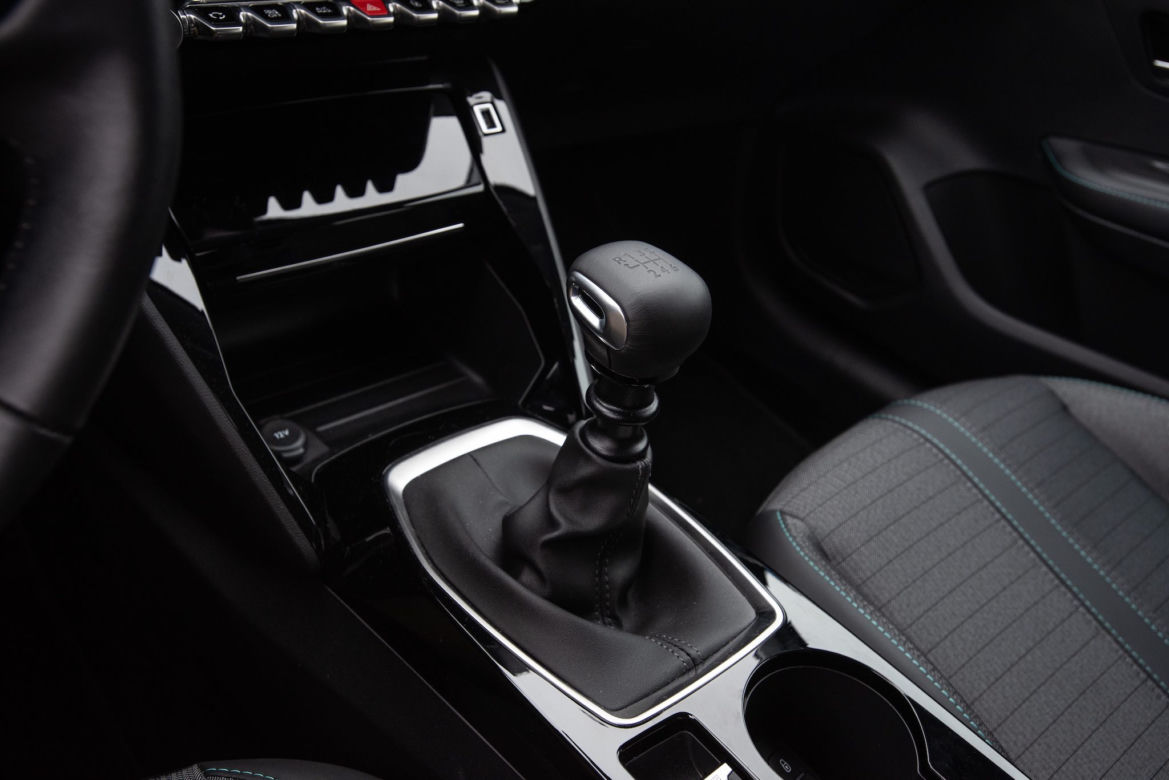 Peugeot 208 Allure vs Opel Corsa Elegance