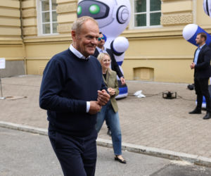 Tusk przygadał robotowi i żartował z nim o dzikach