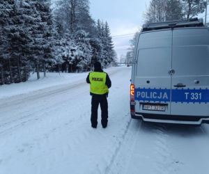 Zima uderzyła z pełną siłą! Chaos na S7, kierowcy utknęli na wiele godzin [RELACJA NA ŻYWO 31.12.2025]