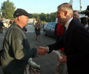 Grzegorz Napieralski jabłkami zdobywa wyborców 