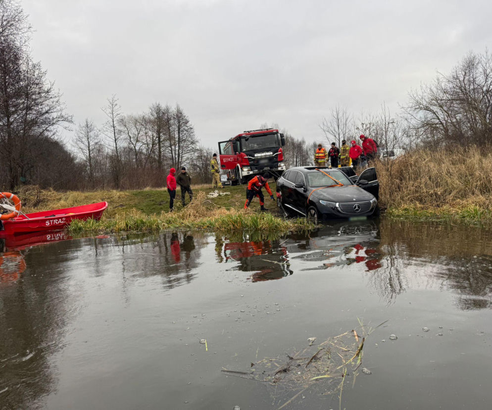 Elektryczny mercedes wyłowiony z Narwi. Stoczył się do rzeki