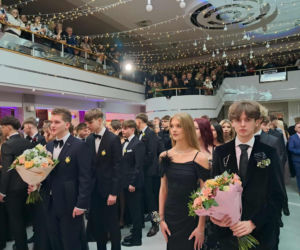 Tak bawili się maturzyści na studniówce skarżyskiego Erbla. Kreacje jak z czerwonego dywanu