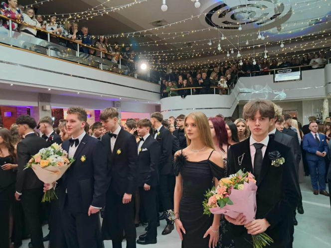 Tak bawili się maturzyści na studniówce skarżyskiego "Erbla". Kreacje jak z czerwonego dywanu