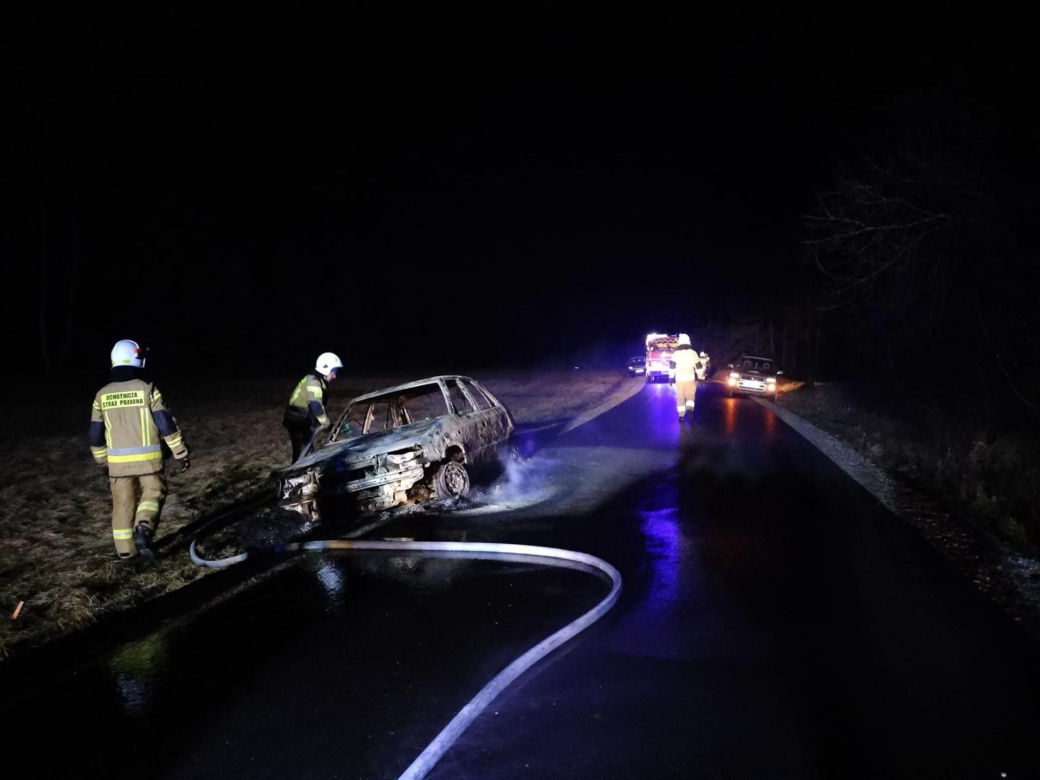 Spalone auto na drodze pod Opocznem. W środku zwęglone ciało 54-latka [ZDJĘCIA]