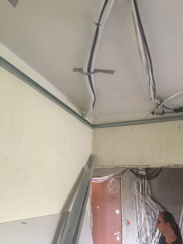 Kraków. Elektryk wziął zaliczkę, a prace utknęły. Niewidomy pan Kazimierz przez nierzetelnego fachowca nie może dokończyć remontu