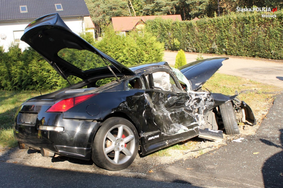 Miedźno: Nissan uderzył w autobus z dziećmi. Kierowca uciekał przed policją [ZDJĘCIA]