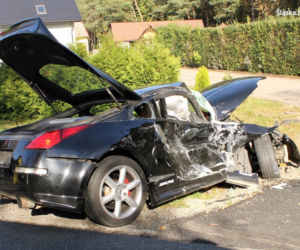 Miedźno: Nissan uderzył w autobus z dziećmi. Kierowca uciekał przed policją [ZDJĘCIA]