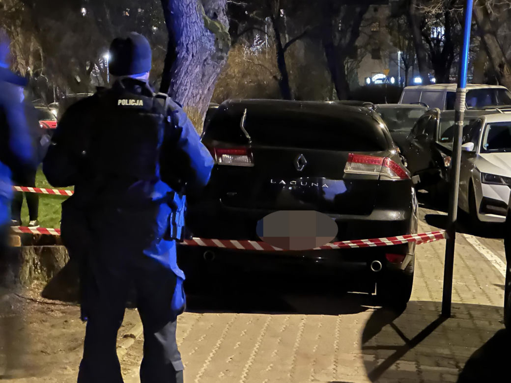 Zdemolowane radiowozy i szaleńczy pościg ulicami Warszawy. Nie uwierzycie co zrobił kierowca tego auta! 
