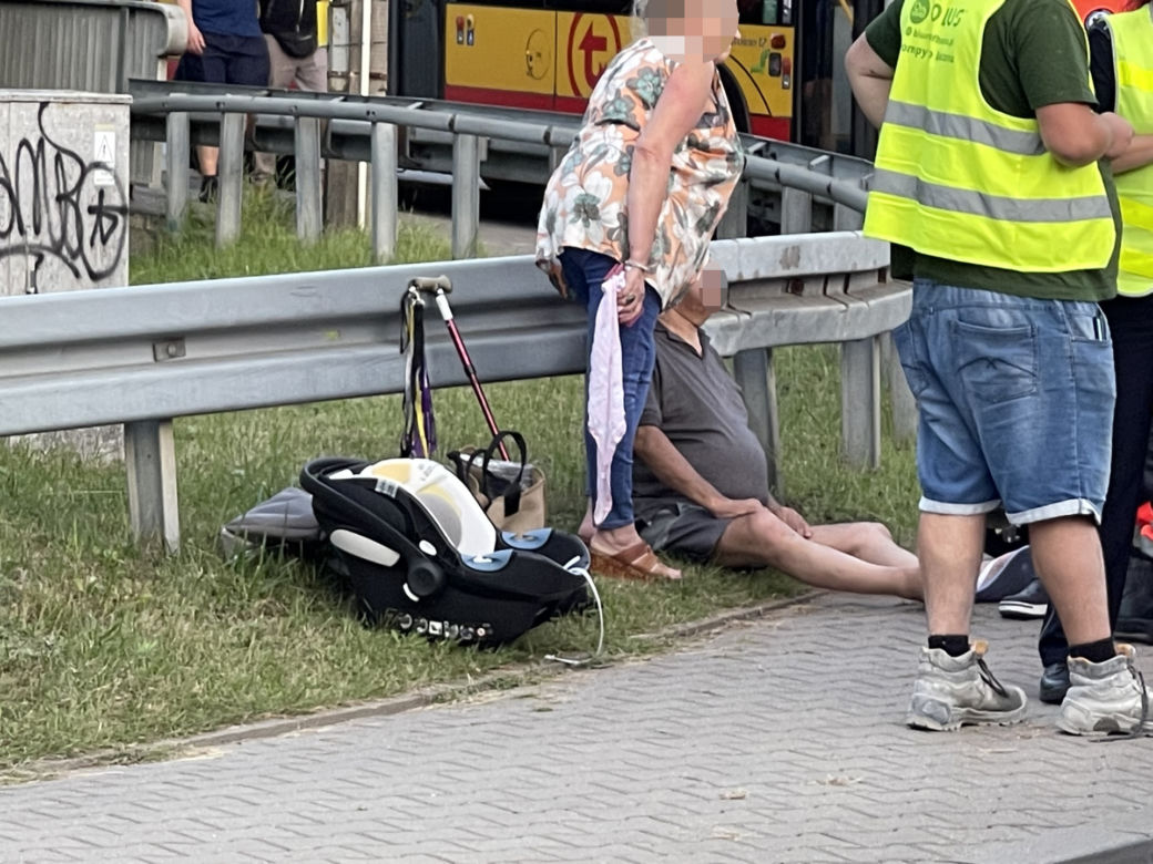 Dramat na Białołęce. Osobówka wjechała pod betoniarkę. W środku było malutkie dziecko