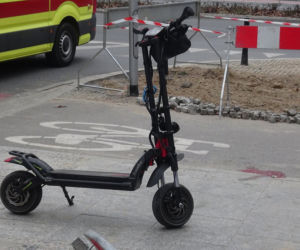 Staranował hulajnogę, uciekł i wrócił. Wypadek w samym centrum Warszawy 