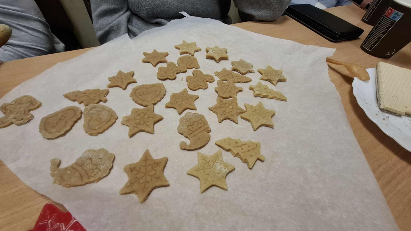 Międzypokoleniowe pieczenie pierników w PCK w Kaliszu