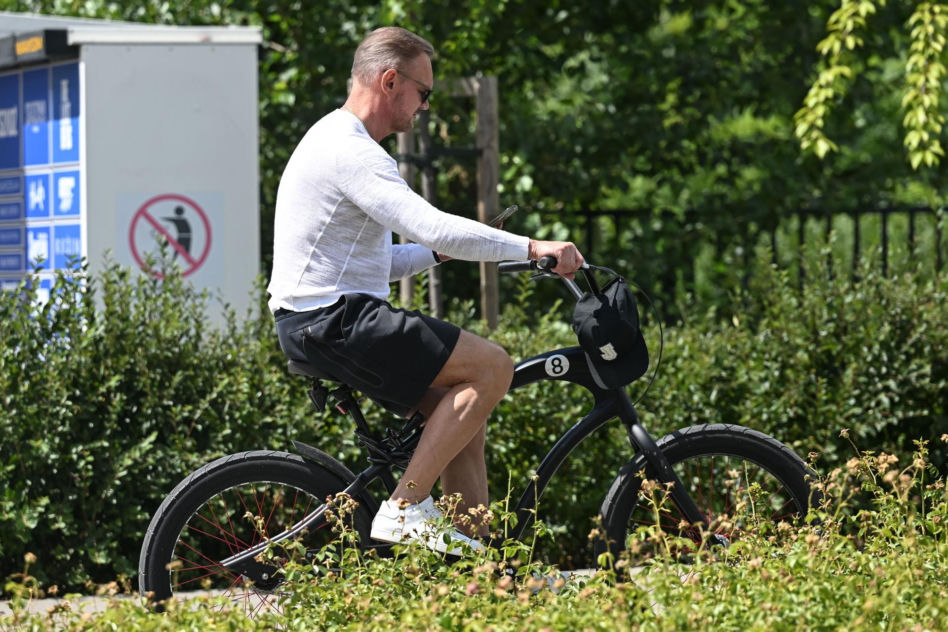 Cezary Pazura naprawia kręgosłup na rowerze