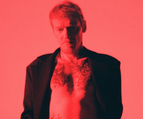 Dawid Karpiuk wraca z Płomieniami. To już trzeci singiel zapowiadający solowy album lidera Dziwnej Wiosny 
