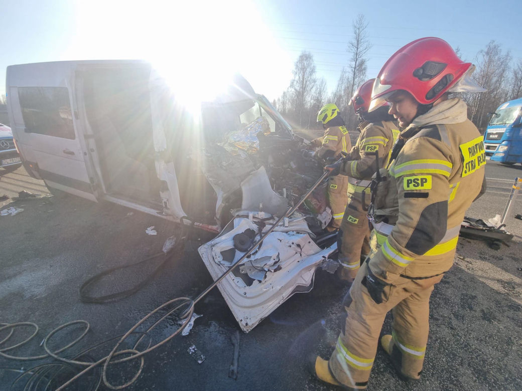 Wypadek na S3 pod Jaworem. Bus uderzył w ciężarówkę  