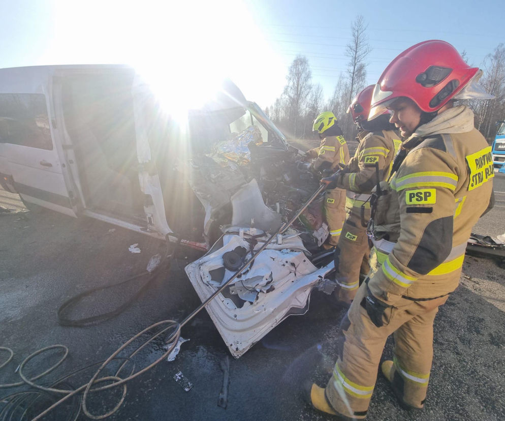 Wypadek na S3 pod Jaworem. Bus uderzył w ciężarówkę  