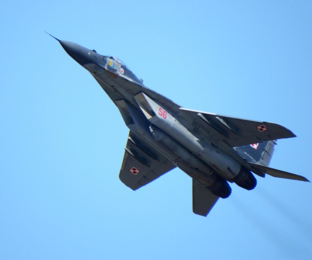 Polski myśliwiec MiG-29 w locie na tle błękitnego nieba. O incydencie nad Bałtykiem przeczytasz na SE Portal Obronny.