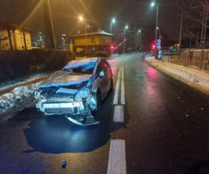 Pijany kierowca staranował rogatki i uderzył w budynek