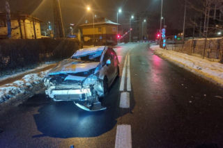 Pijany kierowca staranował rogatki i uderzył w budynek