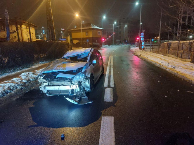Pijany kierowca staranował rogatki i uderzył w budynek