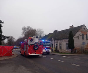 Tragiczny pożar w Wałczu. W pogorzelisku znaleziono ciało. Ranny jeden ze strażaków