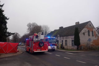 Tragiczny pożar w Wałczu. W pogorzelisku znaleziono ciało. Ranny jeden ze strażaków
