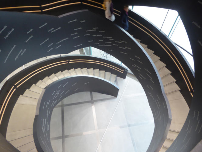 Tak wygląda biblioteka przyszłości. Roboty, 100 tysięcy książek i niezwykła architektura w sercu Europejskiej stolicy