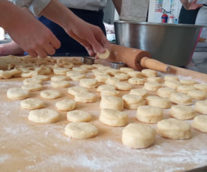 Warsztaty pieczenia pączków w grudziądzkim gastronomiku
