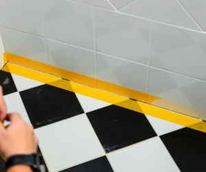 Jak poprawnie usunąć starą fugę i silikon oraz nałożyć nowy? Murator Remontuje