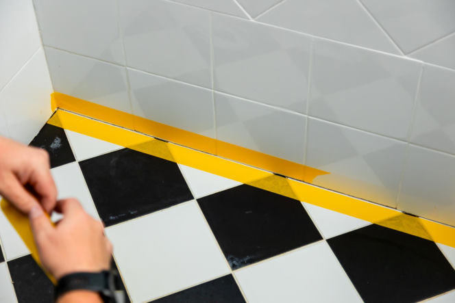 Jak poprawnie usunąć starą fugę i silikon oraz nałożyć nowy? Murator Remontuje