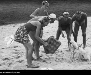 Jak dawniej wyglądało plażowanie? Te zdjęcia to prawdziwe perełki! [GALERIA]