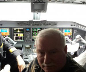 Lech Wałęsa w kokpicie samolotu