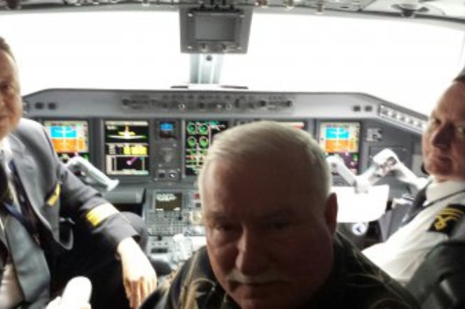 Lech Wałęsa w kokpicie samolotu