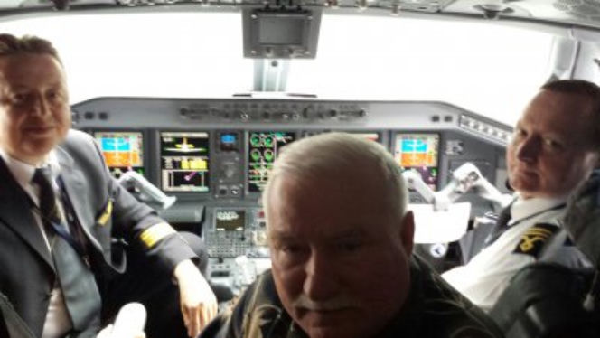 Lech Wałęsa w kokpicie samolotu