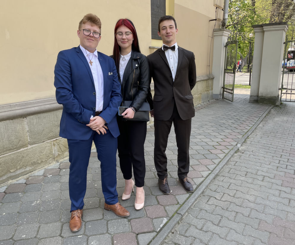 Maturzyści I LO po egzaminie z języka polskiego