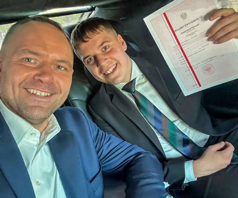 Szczęśliwy Karol Nawrocki w granatowej marynarce robi selfie ze swoim młodszym synem Antkiem, który w garniturze i krawacie trzyma świadectwo szkolne z czerwonym paskiem, co jest powodem do dumy. Więcej rodzinnych historii znajdziesz na naszym portalu.