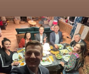 M jak miłość na planie. Paweł (Rafał Mroczek), Franka (Dominika Kachlik), Marysia (Małgorzata Pieńkowska), Artur Rogowski (Robert Moskwa), Piotrek (Marcin Mroczek), Kinga (Katarzyna Cichopek), Zbigniew Suszyński