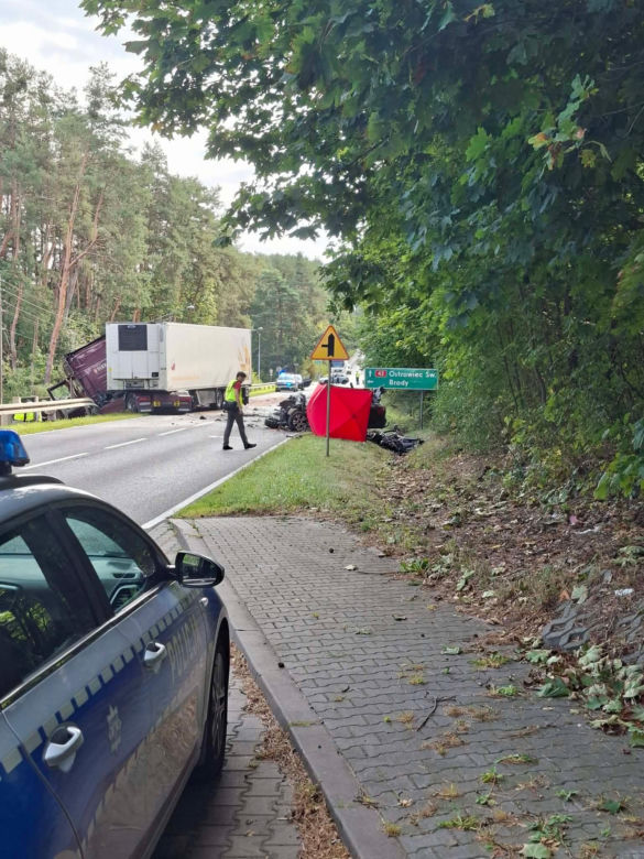 Śmiertelny wypadek w Stykowie na DK 42. Na miejscu zginął 23 letni mężczyzna