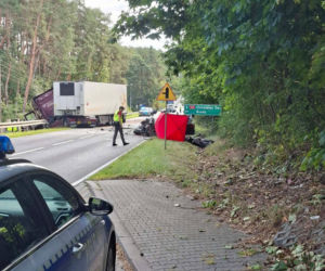 Śmiertelny wypadek w Stykowie na DK 42. Na miejscu zginął 23 letni mężczyzna
