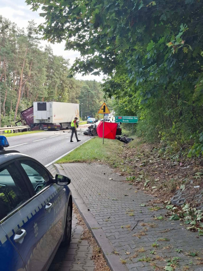 Śmiertelny wypadek w Stykowie na DK 42. Na miejscu zginął 23 letni mężczyzna
