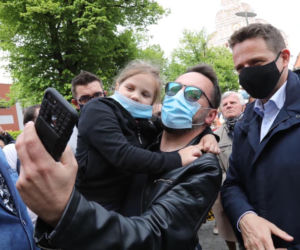 Trzaskowski nie przestrzega rządowych obostrzeń