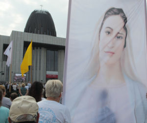 Tłum pielgrzymów w Warszawie. Wierni przybyli na beatyfikację kard. Stefana Wyszyńskiego