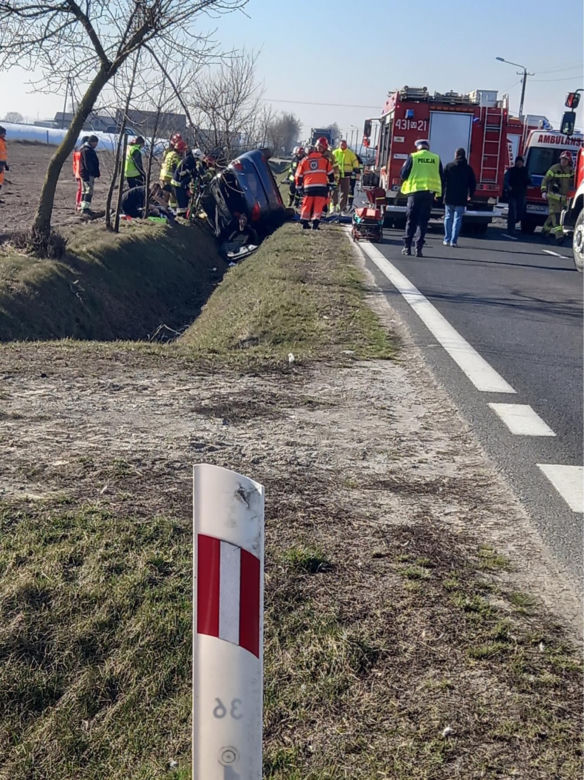 Koszmarny wypadek pod Gostyninem! Kilka osób rannych. 35-latka zabrał śmigłowiec. DK 60 zablokowana 