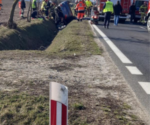 Koszmarny wypadek pod Gostyninem! Kilka osób rannych. 35-latka zabrał śmigłowiec. DK 60 zablokowana 