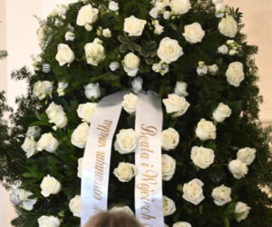 Wieńce na pogrzebie Edwarda Linde-Lubaszenki. Żałobnicy pożegnali artystę pięknymi kwiatami