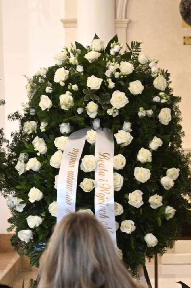 Wieńce na pogrzebie Edwarda Linde-Lubaszenki. Żałobnicy pożegnali artystę pięknymi kwiatami