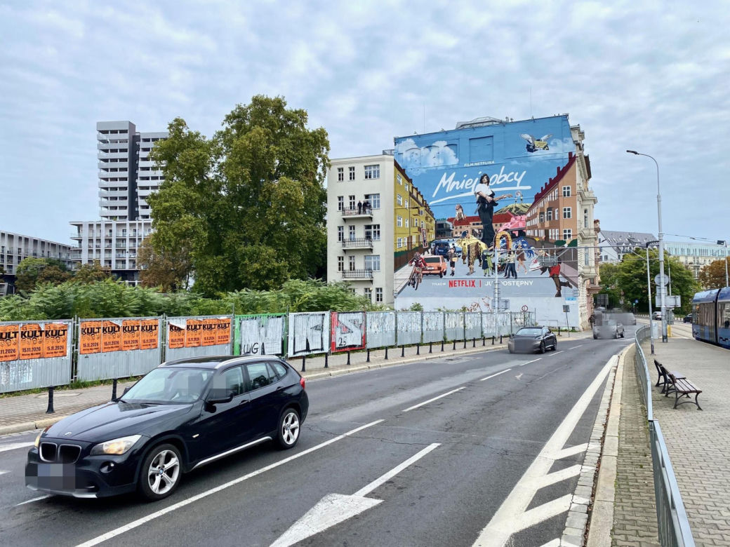 Wyjątkowy mural powstał we Wrocławiu! Wizualny hołd dla Jana Borysewicza z okazji sukcesu "Mniej obcego"